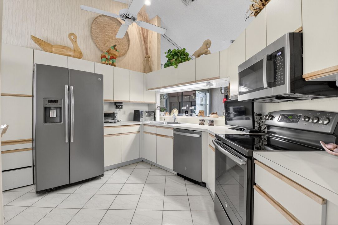 For Sale: $299,000 (2 beds, 2 baths, 1657 Square Feet)