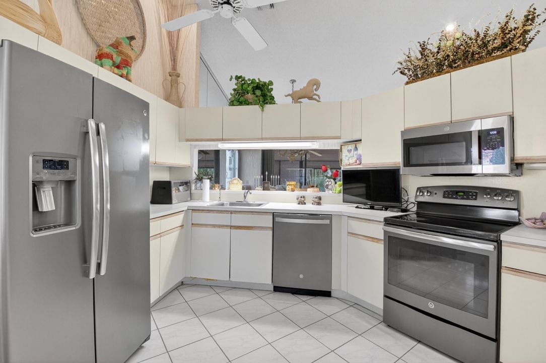 For Sale: $299,000 (2 beds, 2 baths, 1657 Square Feet)