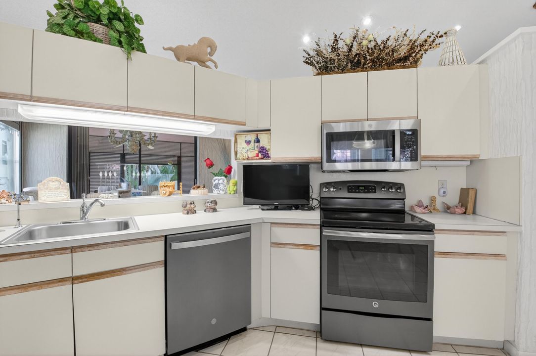 For Sale: $299,000 (2 beds, 2 baths, 1657 Square Feet)