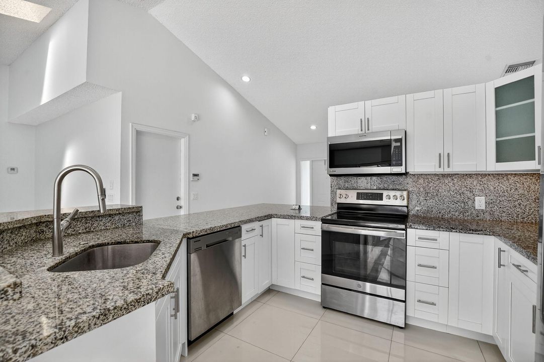 В аренду: $5,000 (4 спален, 2 ванн, 1973 Квадратных фут)