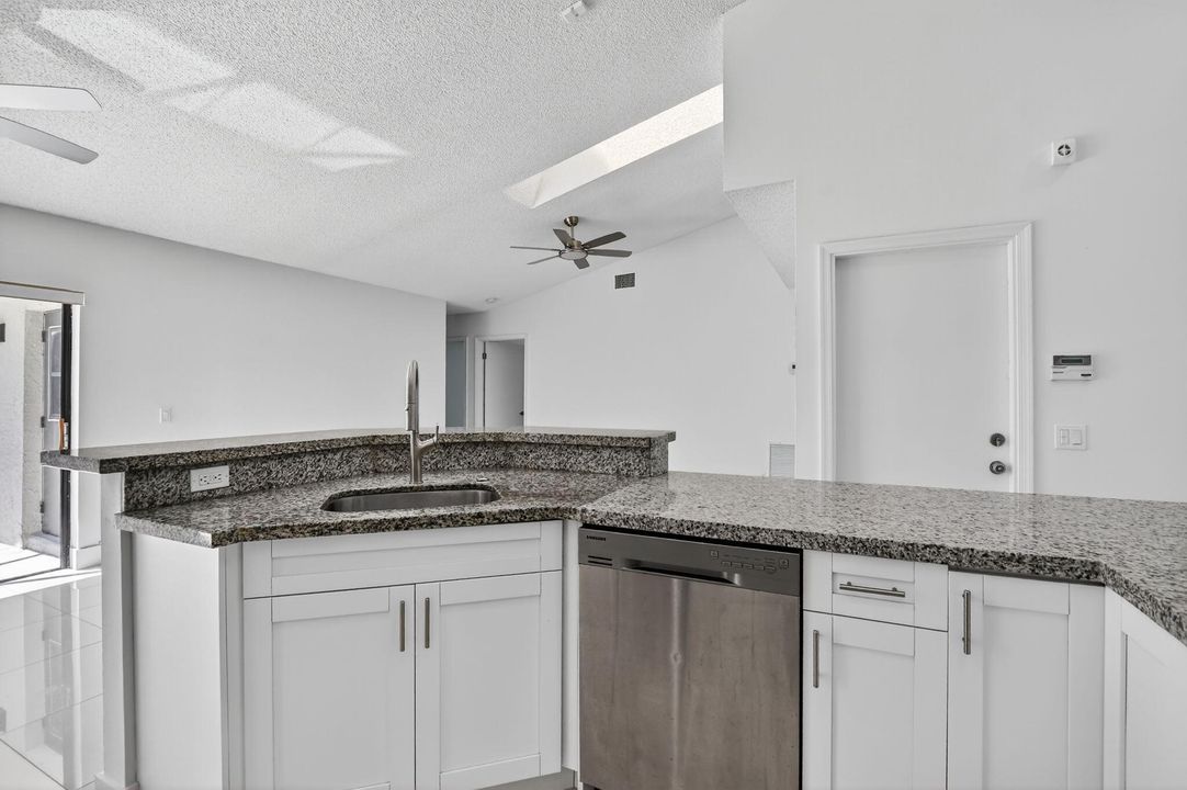 В аренду: $5,000 (4 спален, 2 ванн, 1973 Квадратных фут)