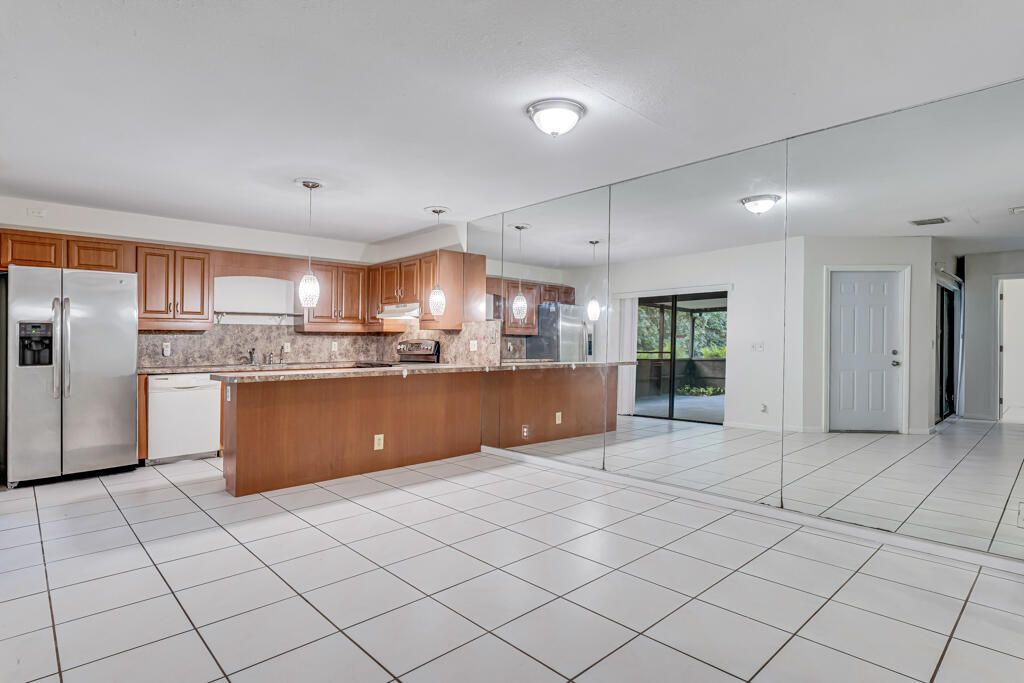 На продажу: $319,999 (2 спален, 2 ванн, 1405 Квадратных фут)