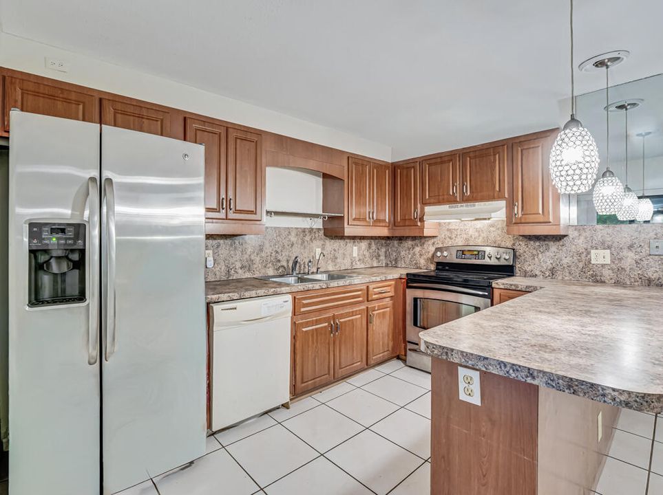 На продажу: $319,999 (2 спален, 2 ванн, 1405 Квадратных фут)