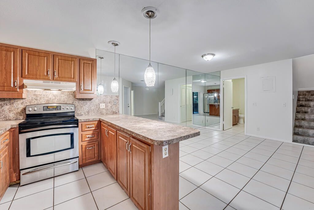 На продажу: $319,999 (2 спален, 2 ванн, 1405 Квадратных фут)