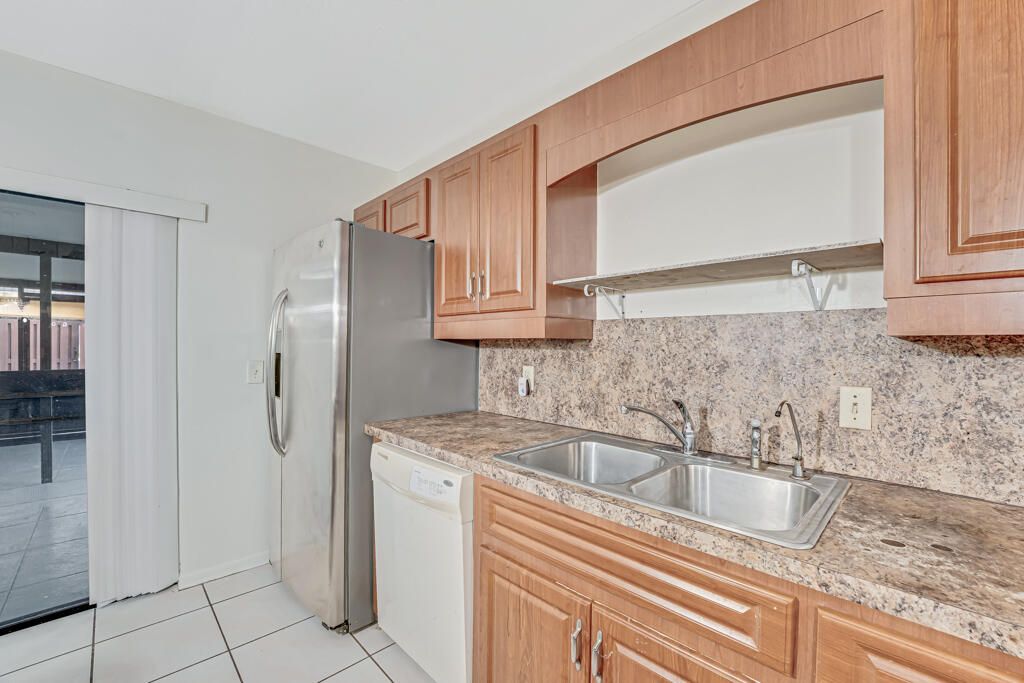 На продажу: $319,999 (2 спален, 2 ванн, 1405 Квадратных фут)