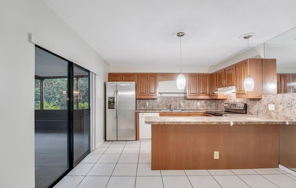 На продажу: $319,999 (2 спален, 2 ванн, 1405 Квадратных фут)