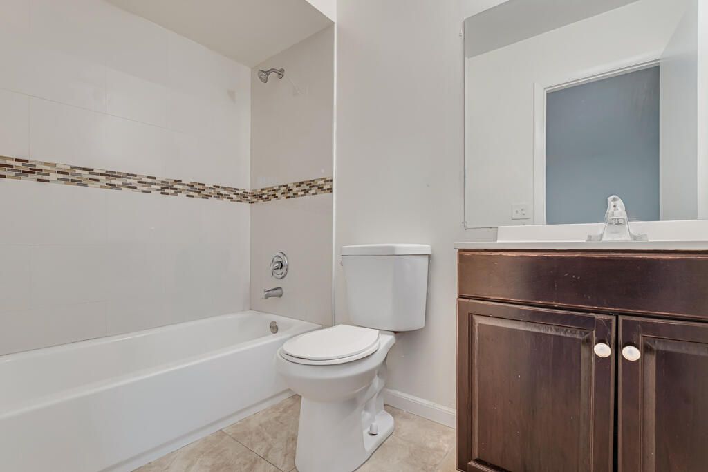 На продажу: $319,999 (2 спален, 2 ванн, 1405 Квадратных фут)