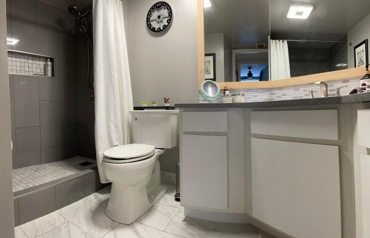 For Rent: $2,700 (2 beds, 1 baths, 901 Square Feet)