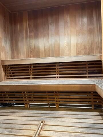 For Rent: $2,700 (2 beds, 1 baths, 901 Square Feet)