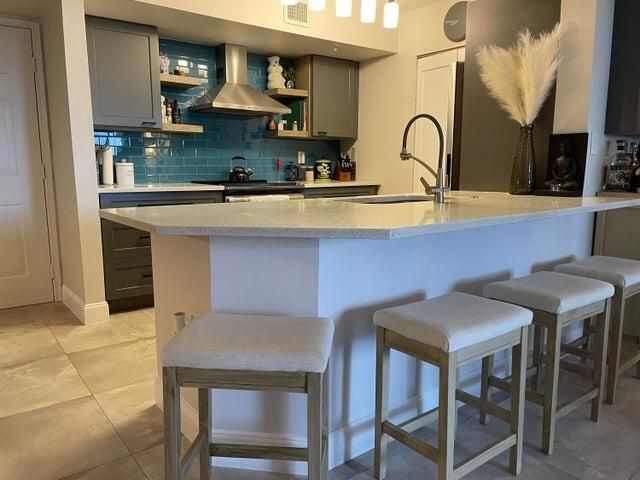 For Rent: $2,700 (2 beds, 1 baths, 901 Square Feet)