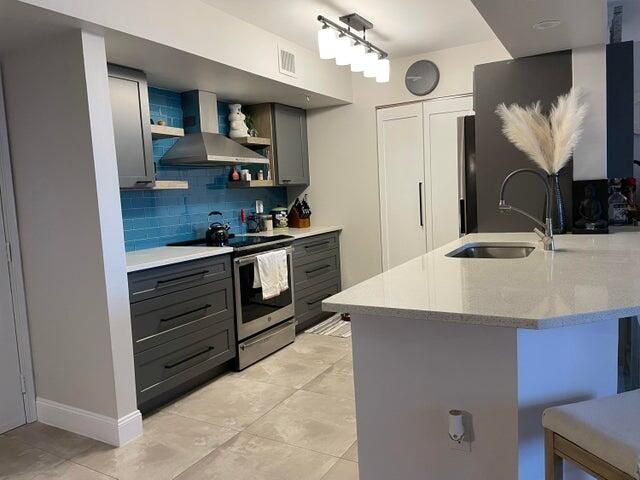 For Rent: $2,700 (2 beds, 1 baths, 901 Square Feet)