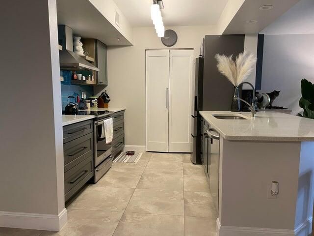 For Rent: $2,700 (2 beds, 1 baths, 901 Square Feet)