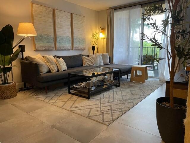 For Rent: $2,700 (2 beds, 1 baths, 901 Square Feet)