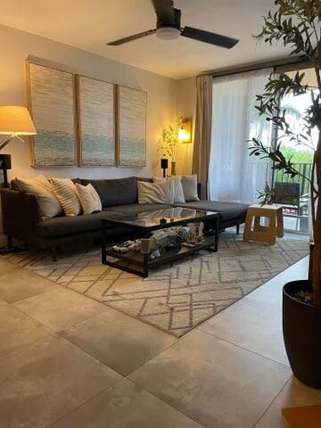 For Rent: $2,700 (2 beds, 1 baths, 901 Square Feet)