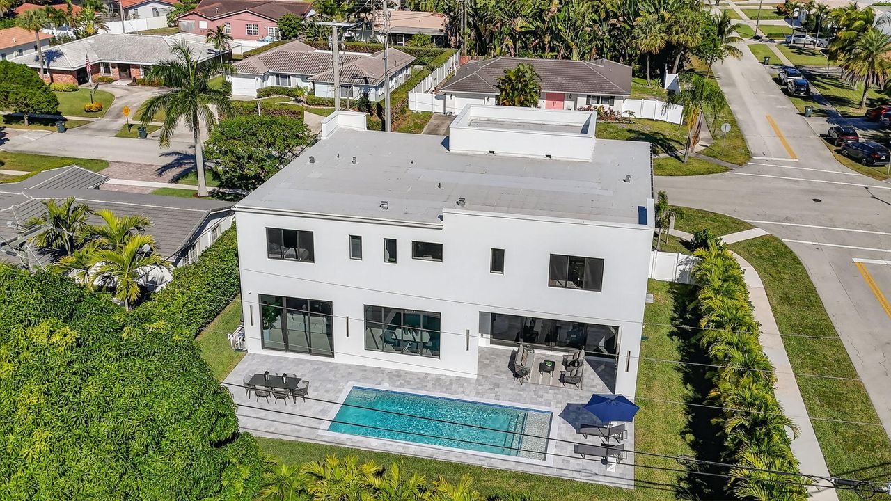 合同活跃: $3,450,000 (6 贝兹, 5 浴室, 4854 平方英尺)