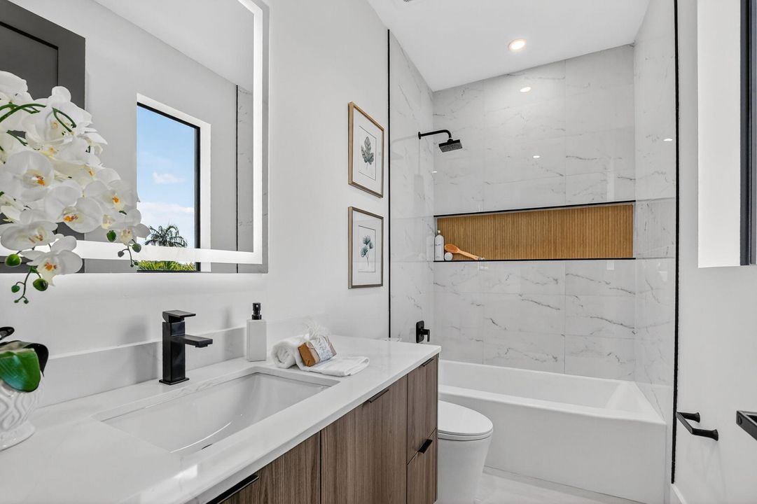 合同活跃: $3,450,000 (6 贝兹, 5 浴室, 4854 平方英尺)