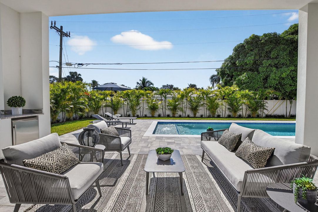 合同活跃: $3,450,000 (6 贝兹, 5 浴室, 4854 平方英尺)