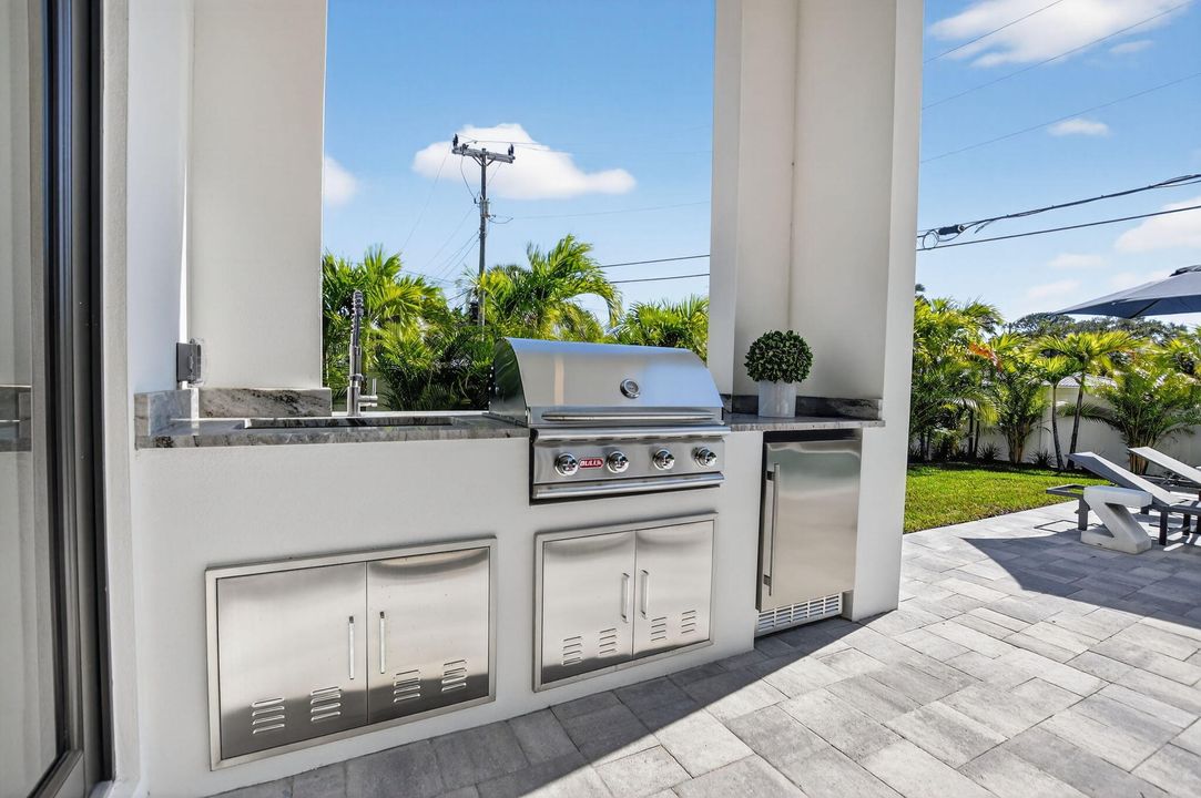 合同活跃: $3,450,000 (6 贝兹, 5 浴室, 4854 平方英尺)