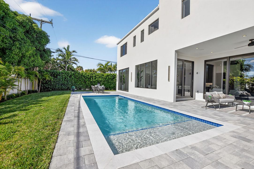 合同活跃: $3,450,000 (6 贝兹, 5 浴室, 4854 平方英尺)