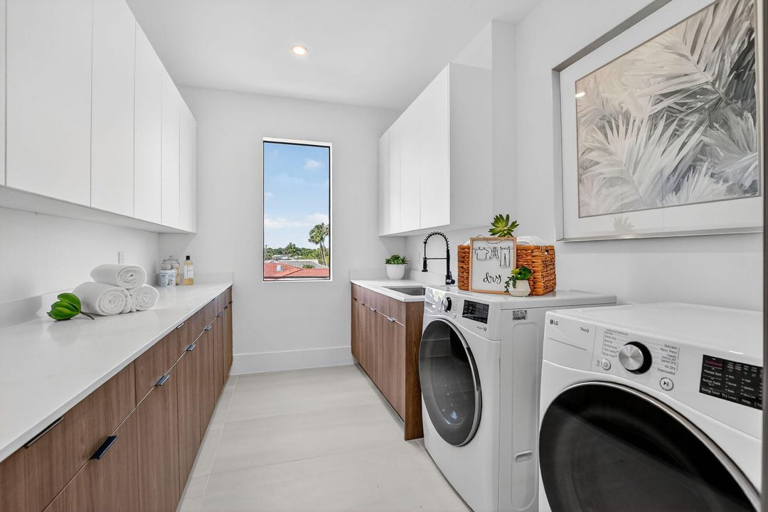 合同活跃: $3,450,000 (6 贝兹, 5 浴室, 4854 平方英尺)