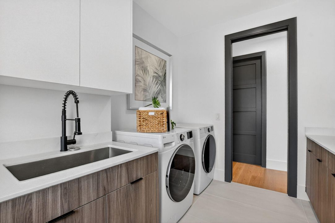 合同活跃: $3,450,000 (6 贝兹, 5 浴室, 4854 平方英尺)