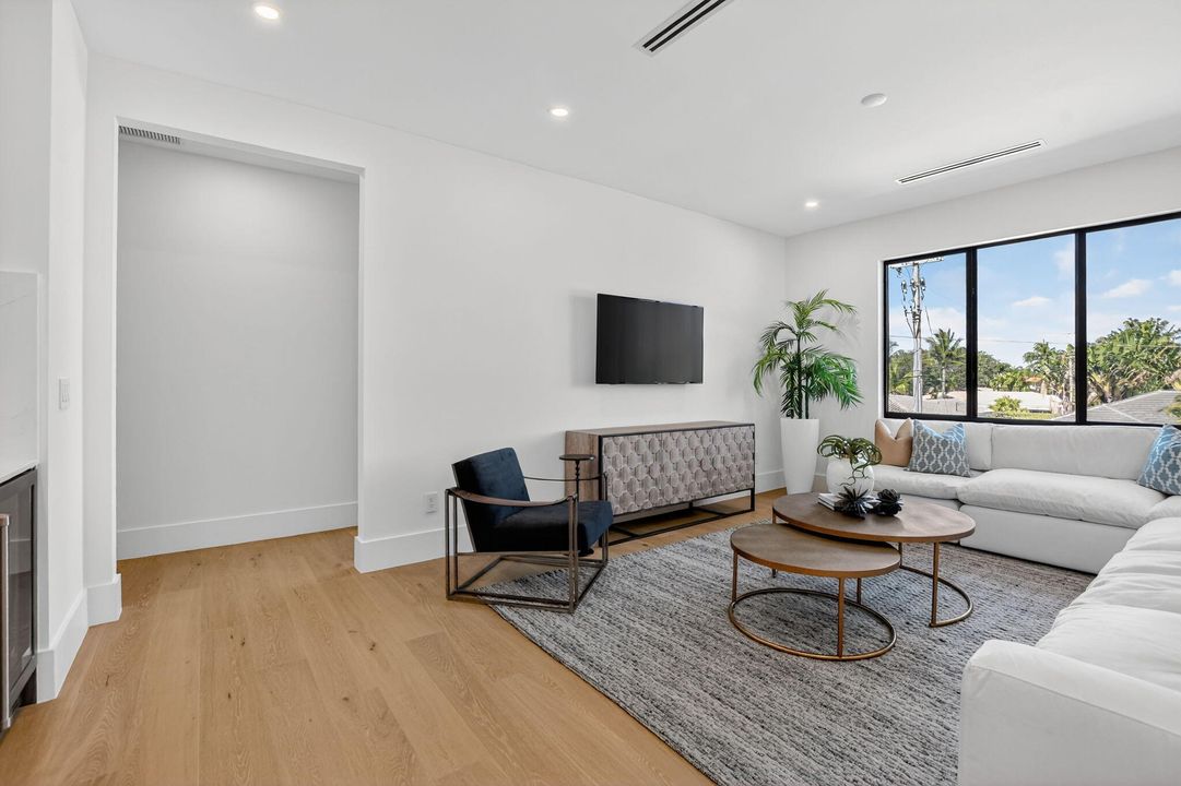 合同活跃: $3,450,000 (6 贝兹, 5 浴室, 4854 平方英尺)