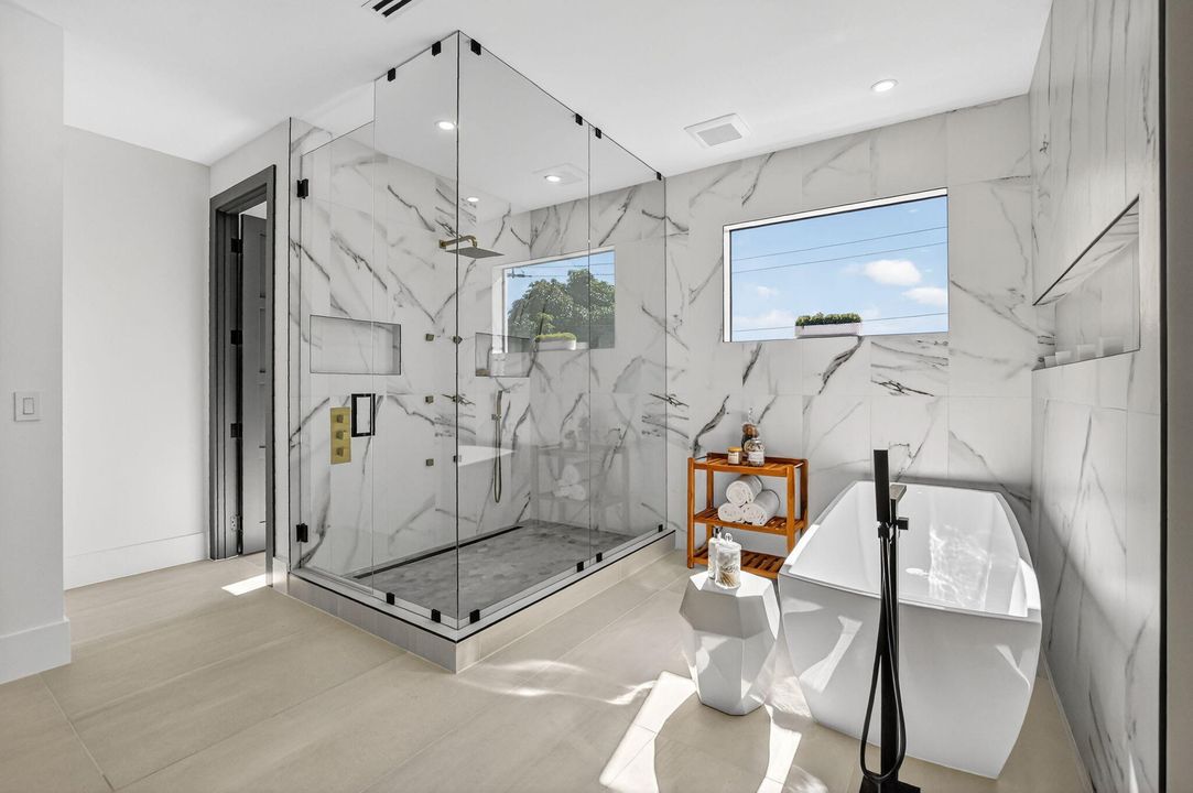 合同活跃: $3,450,000 (6 贝兹, 5 浴室, 4854 平方英尺)