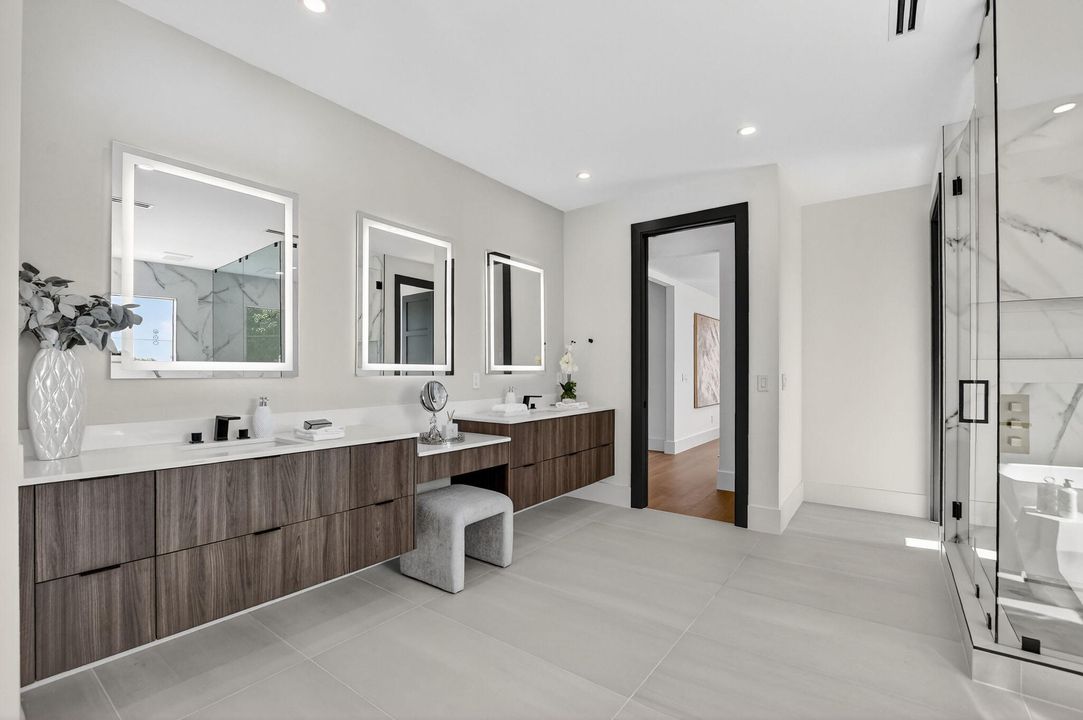 合同活跃: $3,450,000 (6 贝兹, 5 浴室, 4854 平方英尺)