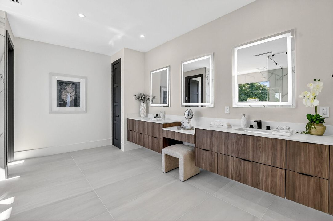 合同活跃: $3,450,000 (6 贝兹, 5 浴室, 4854 平方英尺)