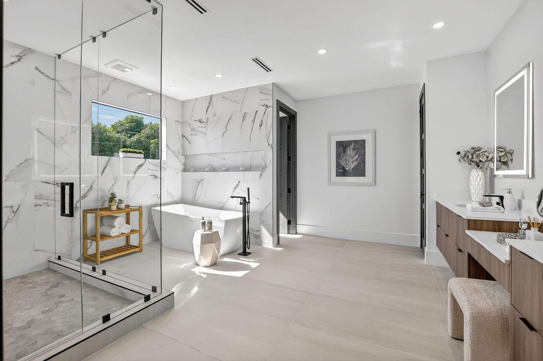 合同活跃: $3,450,000 (6 贝兹, 5 浴室, 4854 平方英尺)