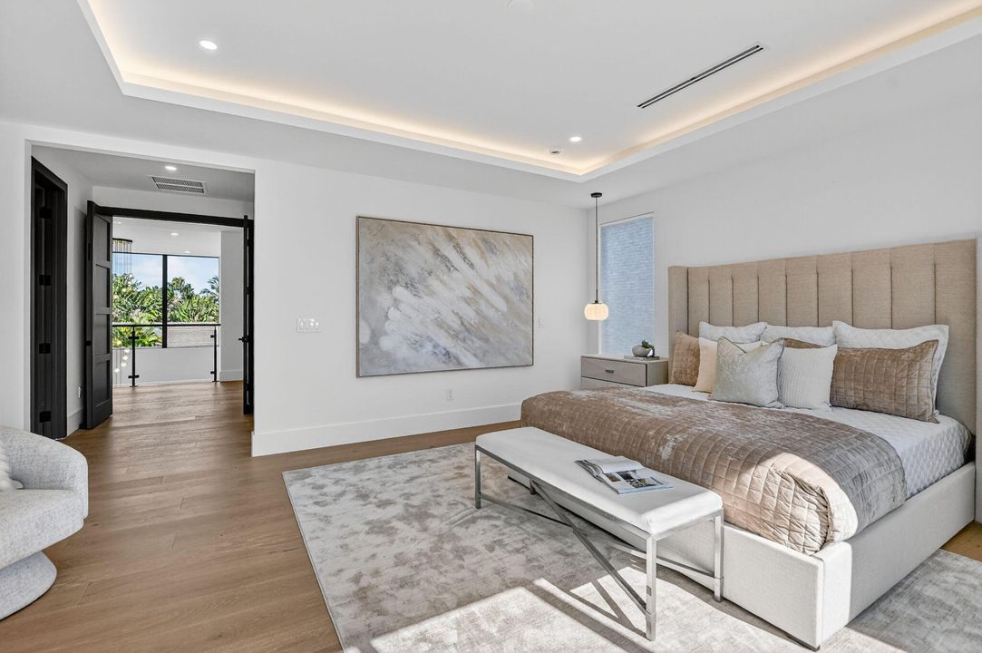 合同活跃: $3,450,000 (6 贝兹, 5 浴室, 4854 平方英尺)