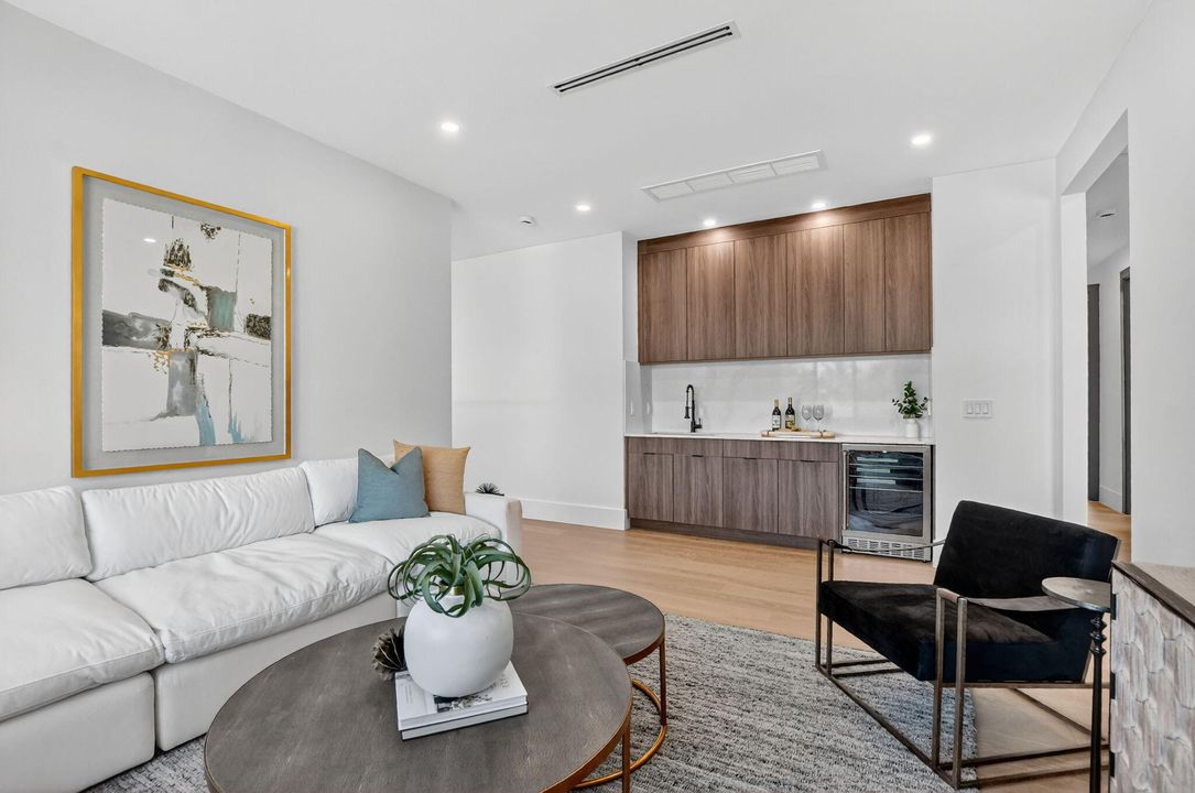 合同活跃: $3,450,000 (6 贝兹, 5 浴室, 4854 平方英尺)