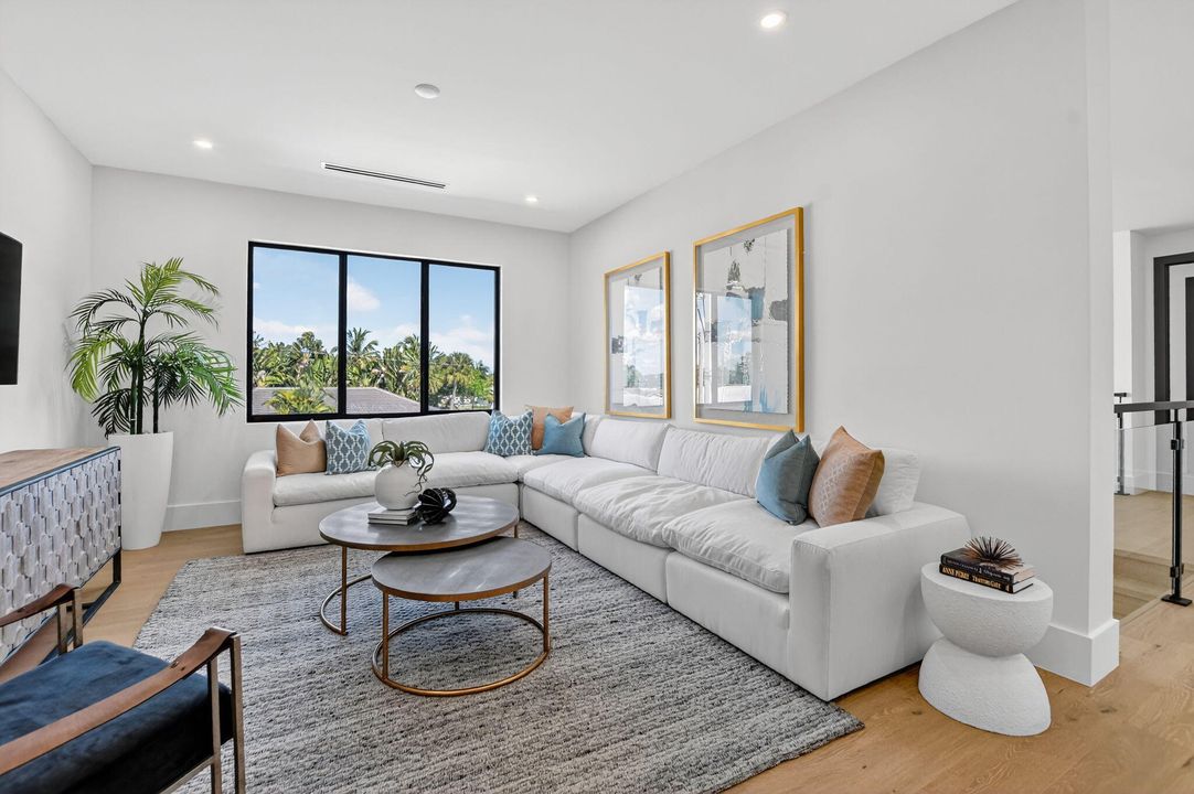 合同活跃: $3,450,000 (6 贝兹, 5 浴室, 4854 平方英尺)