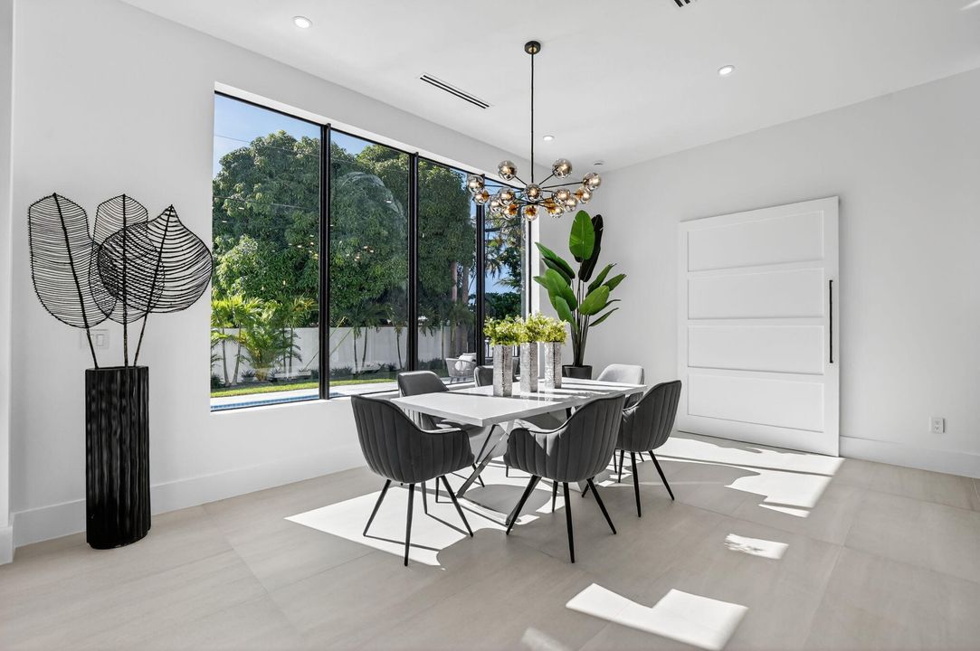 合同活跃: $3,450,000 (6 贝兹, 5 浴室, 4854 平方英尺)