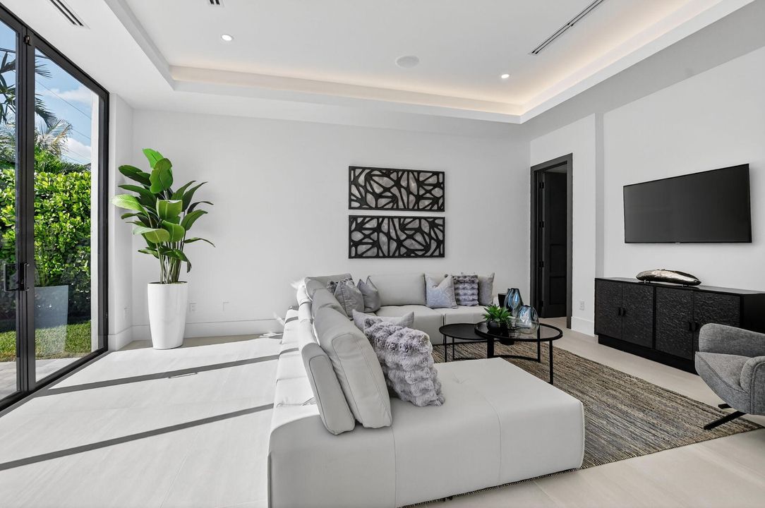 合同活跃: $3,450,000 (6 贝兹, 5 浴室, 4854 平方英尺)