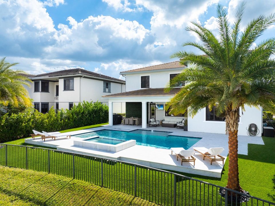 На продажу: $1,725,000 (5 спален, 5 ванн, 4032 Квадратных фут)