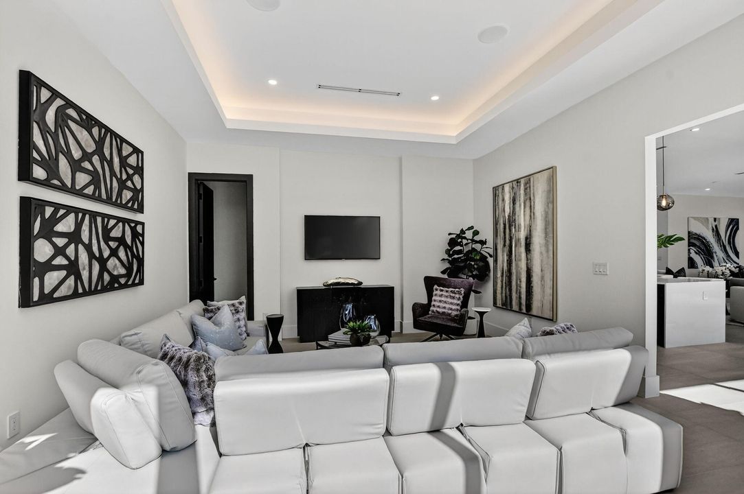 合同活跃: $3,450,000 (6 贝兹, 5 浴室, 4854 平方英尺)