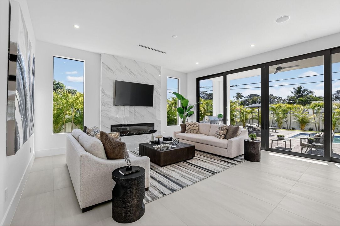 合同活跃: $3,450,000 (6 贝兹, 5 浴室, 4854 平方英尺)