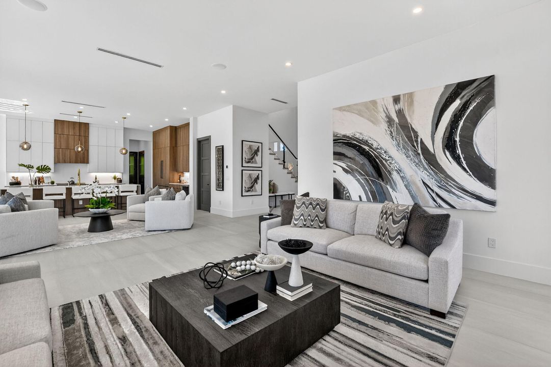 合同活跃: $3,450,000 (6 贝兹, 5 浴室, 4854 平方英尺)