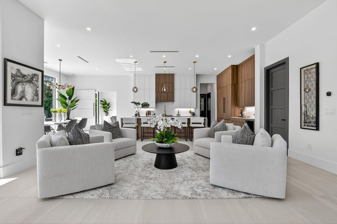 合同活跃: $3,450,000 (6 贝兹, 5 浴室, 4854 平方英尺)