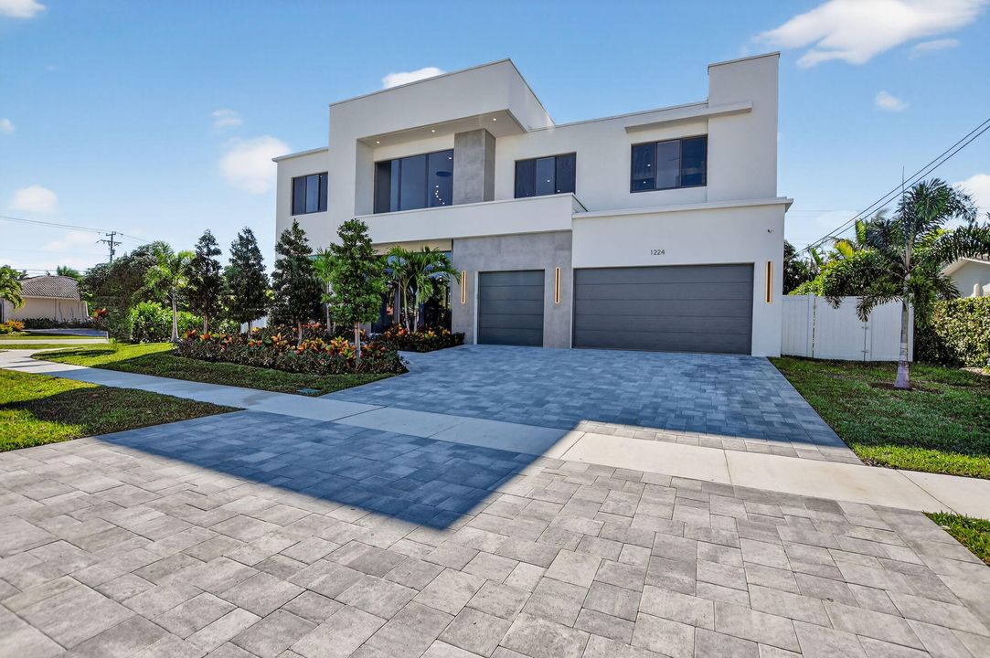 合同活跃: $3,450,000 (6 贝兹, 5 浴室, 4854 平方英尺)