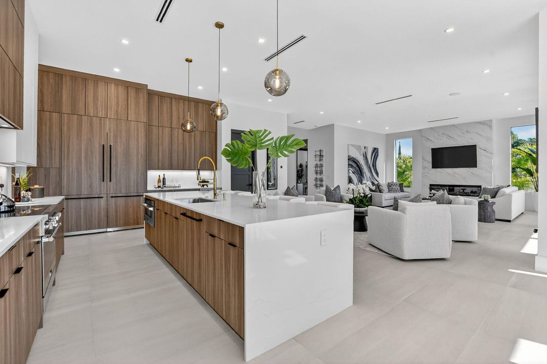 合同活跃: $3,450,000 (6 贝兹, 5 浴室, 4854 平方英尺)