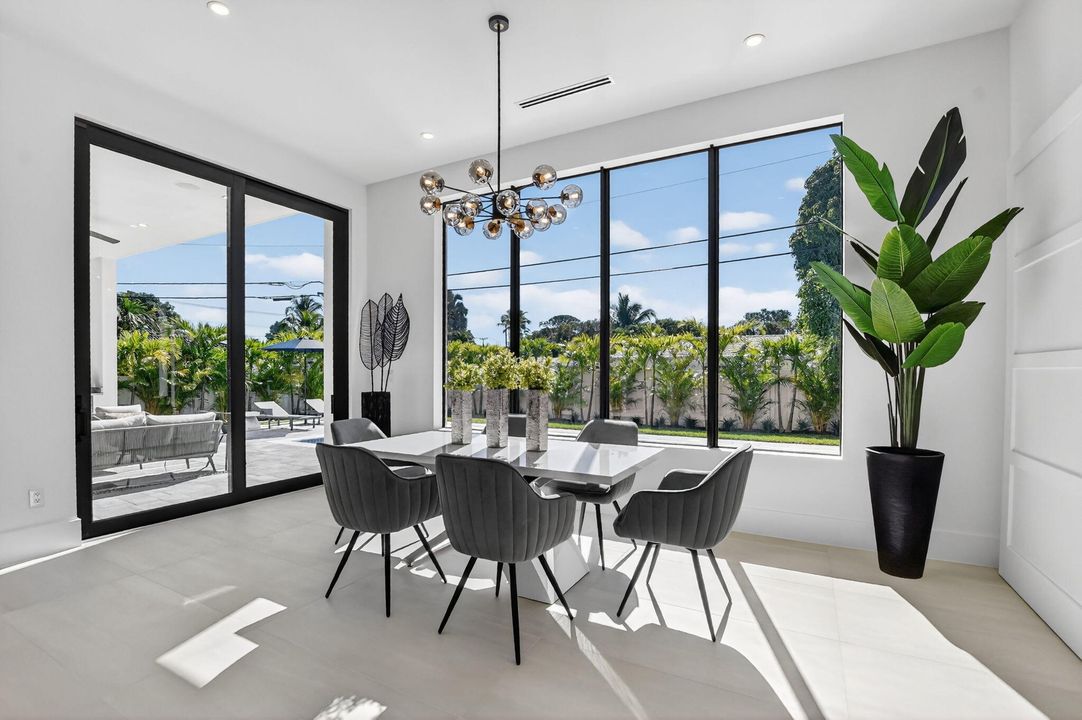 合同活跃: $3,450,000 (6 贝兹, 5 浴室, 4854 平方英尺)