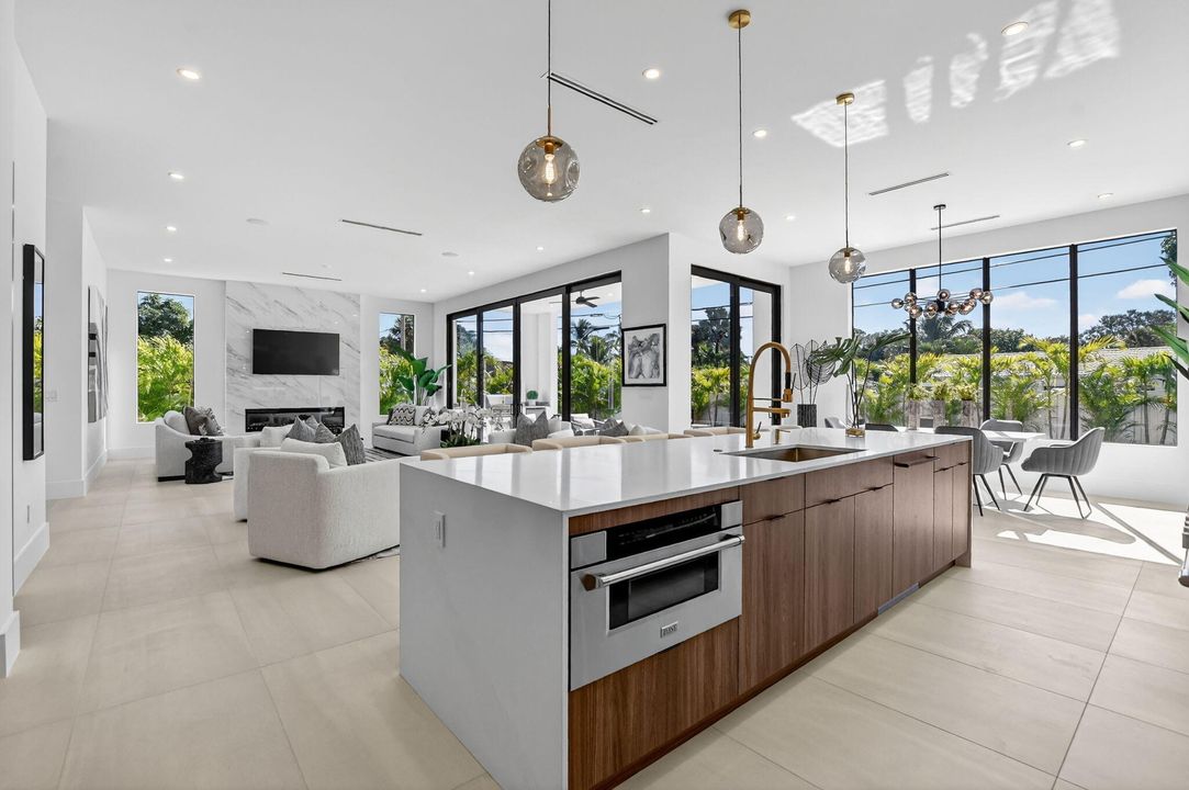 合同活跃: $3,450,000 (6 贝兹, 5 浴室, 4854 平方英尺)