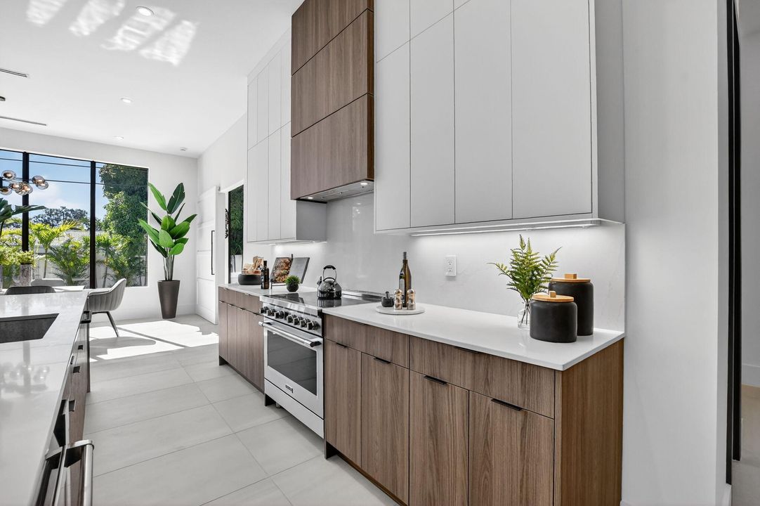 合同活跃: $3,450,000 (6 贝兹, 5 浴室, 4854 平方英尺)