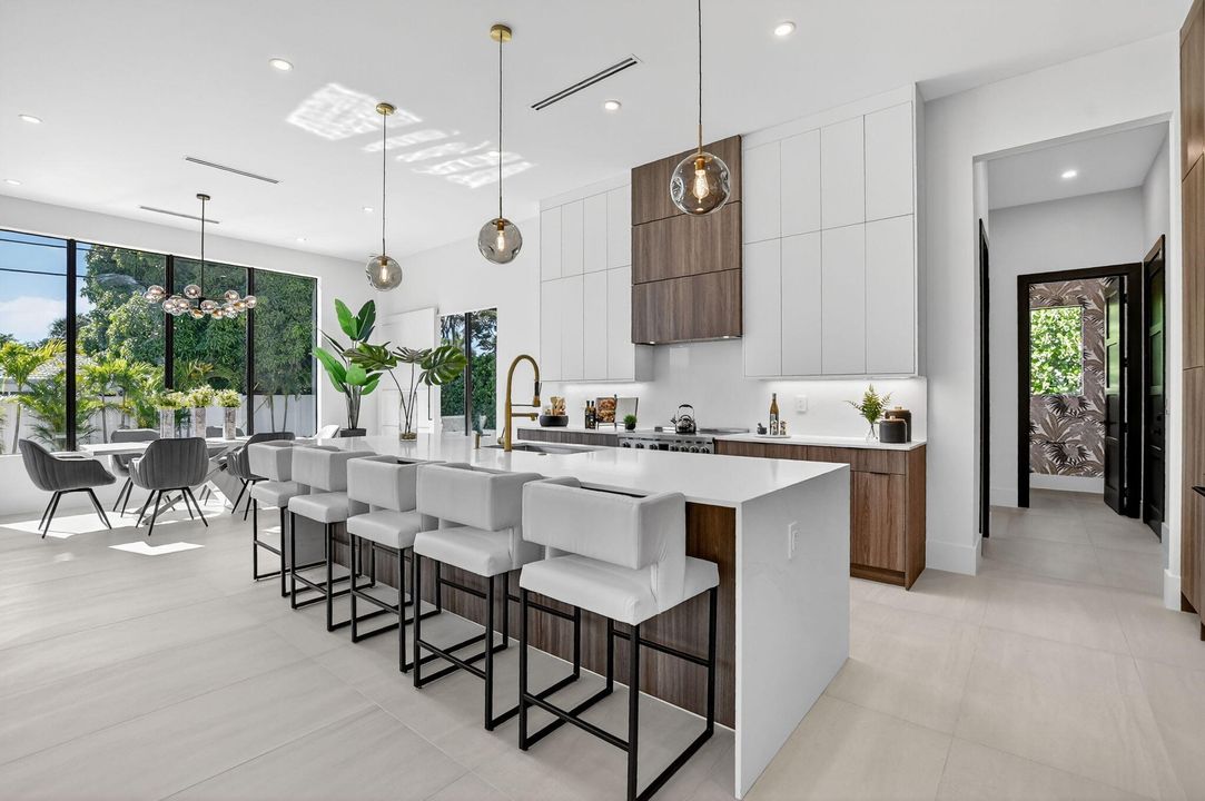 合同活跃: $3,450,000 (6 贝兹, 5 浴室, 4854 平方英尺)