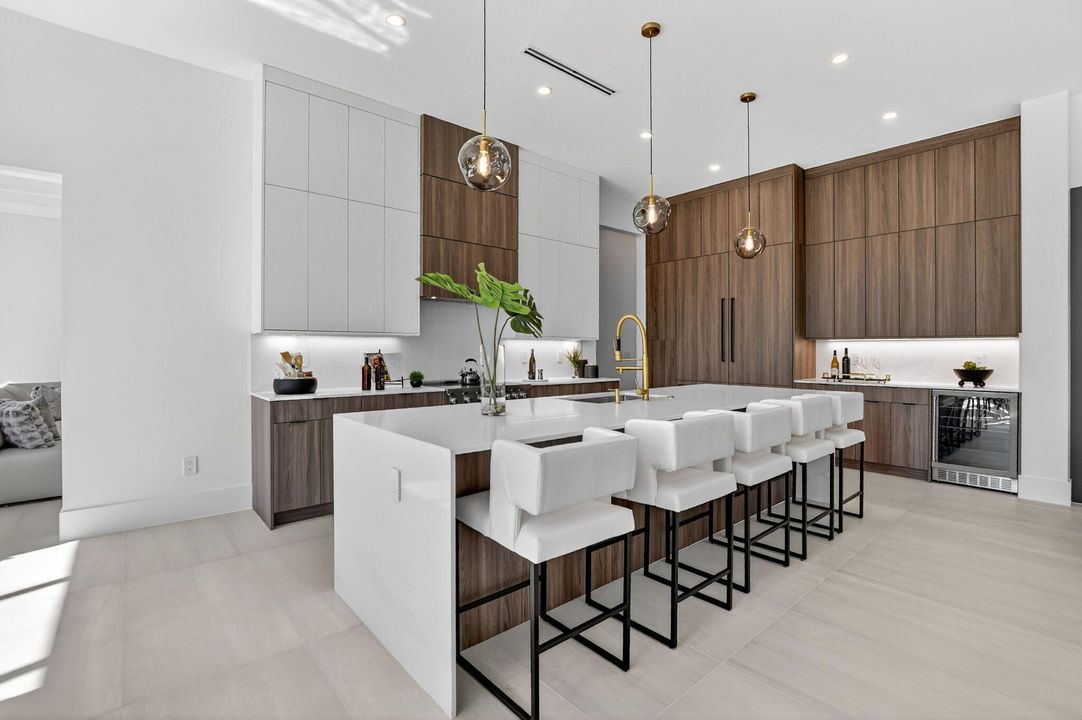 合同活跃: $3,450,000 (6 贝兹, 5 浴室, 4854 平方英尺)