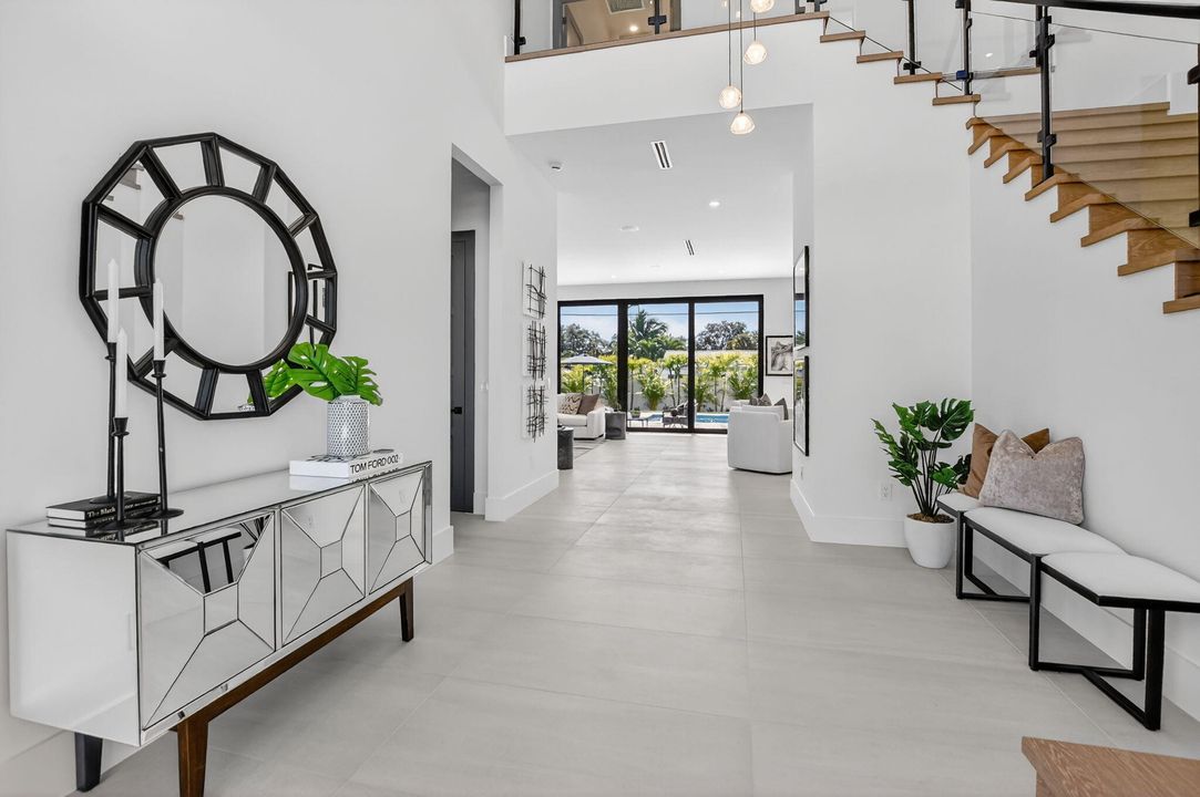 合同活跃: $3,450,000 (6 贝兹, 5 浴室, 4854 平方英尺)