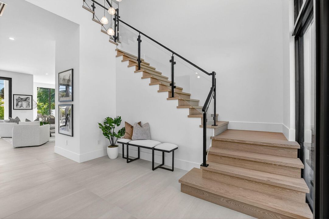 合同活跃: $3,450,000 (6 贝兹, 5 浴室, 4854 平方英尺)