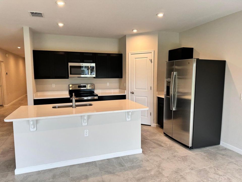 For Rent: $2,400 (3 beds, 2 baths, 1715 Square Feet)